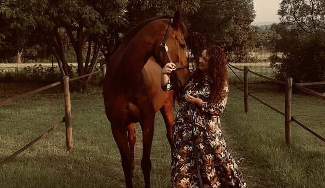 Thalischa with her horse in the evening light